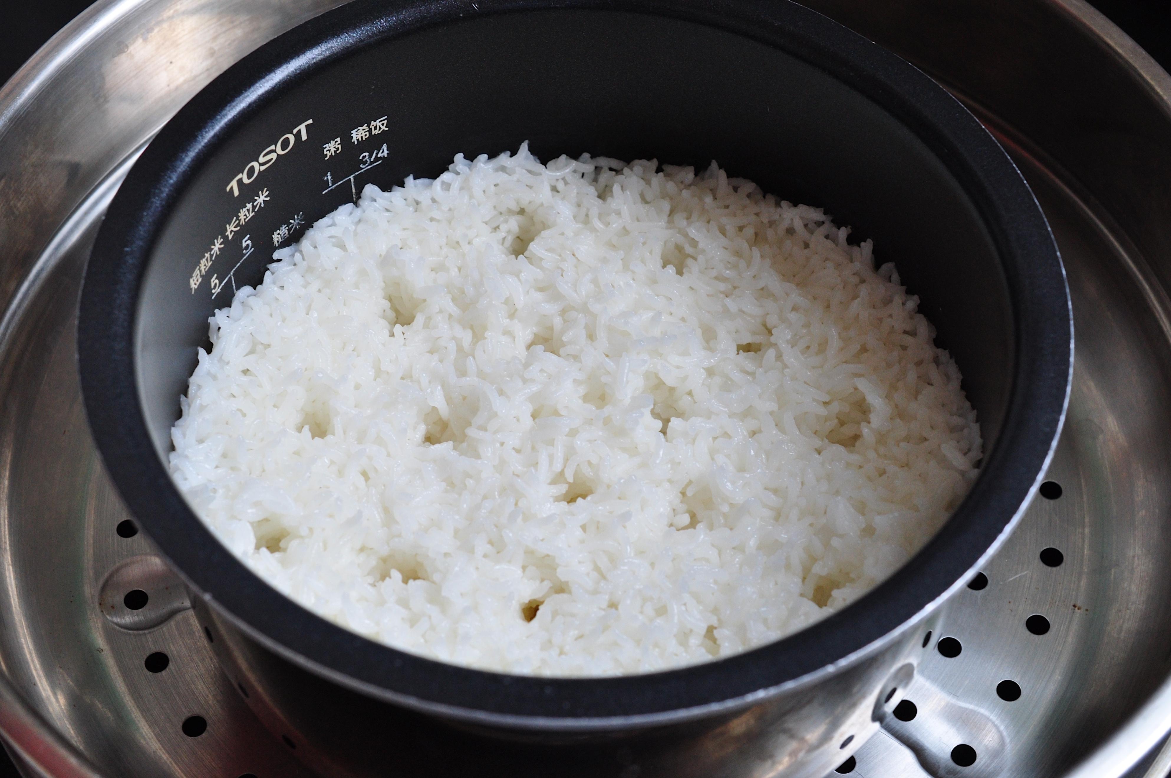 怎么把湿软的米饭变干一点（米饭煮得太湿怎么补救）  第3张