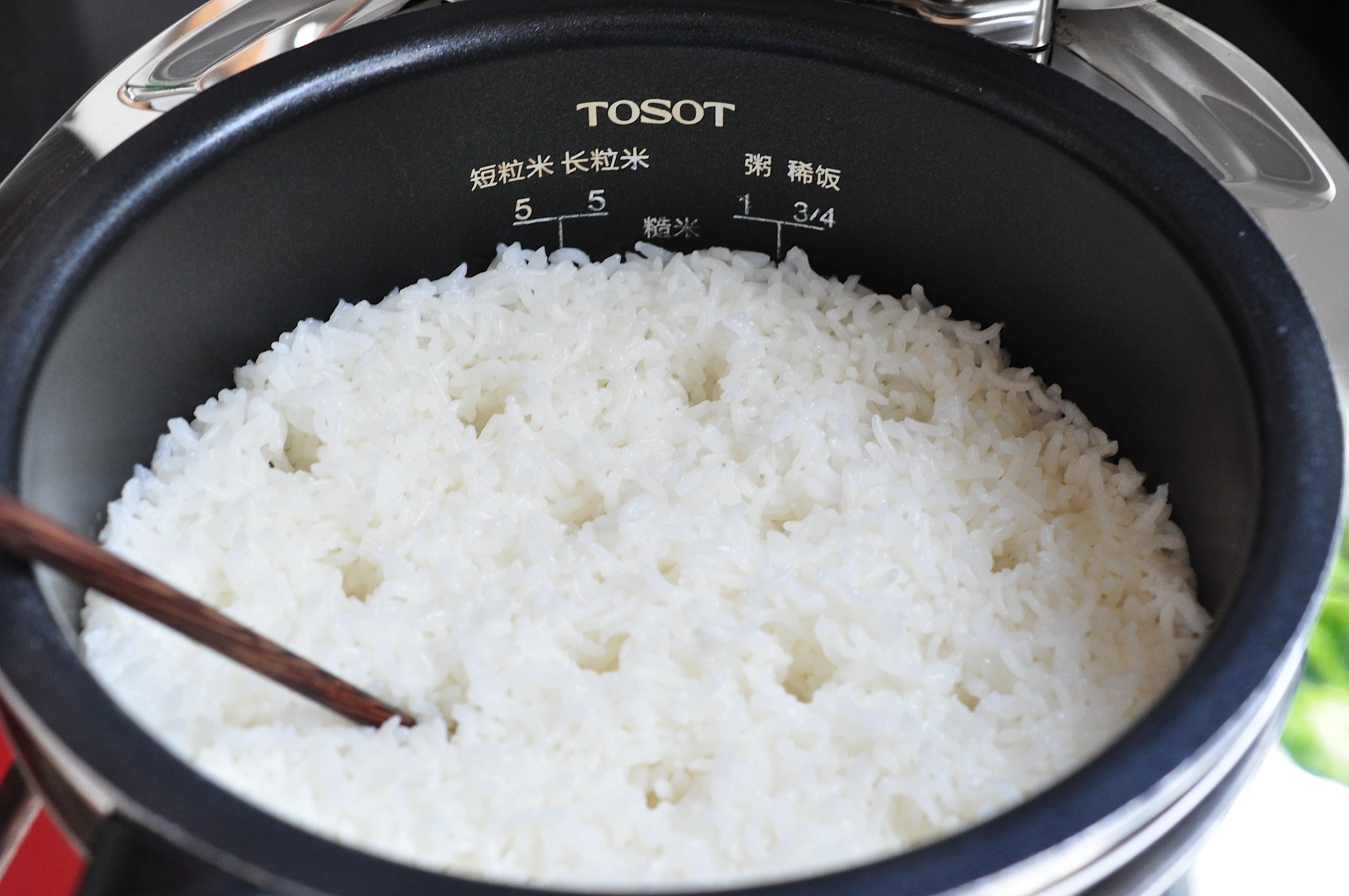 怎么把湿软的米饭变干一点（米饭煮得太湿怎么补救）  第2张