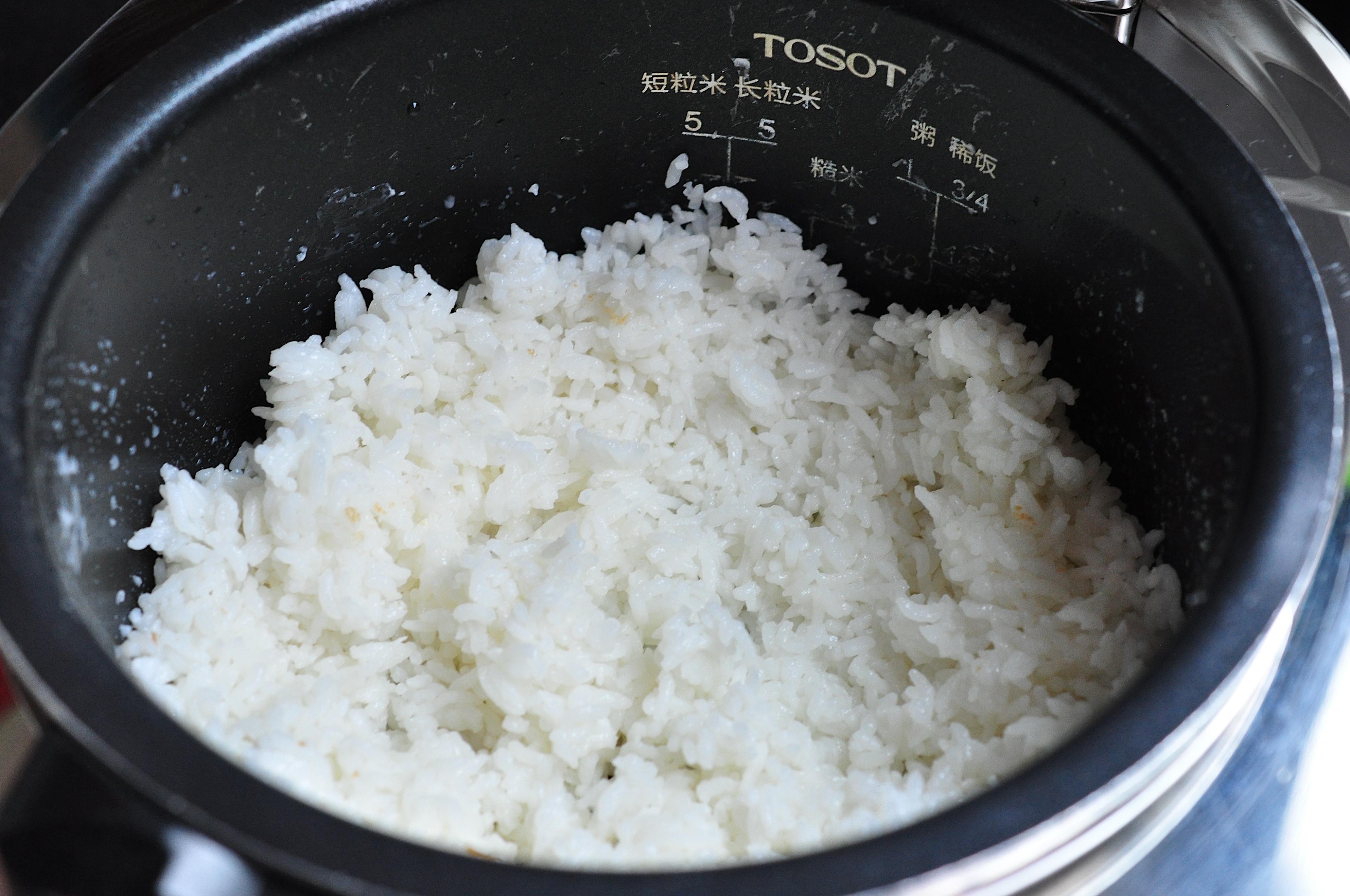 怎么把湿软的米饭变干一点（米饭煮得太湿怎么补救）  第4张