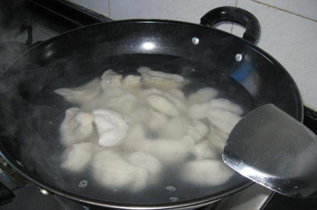 饺子冷水煮还是热水煮？饺子冷水煮还是热水煮不容易破？